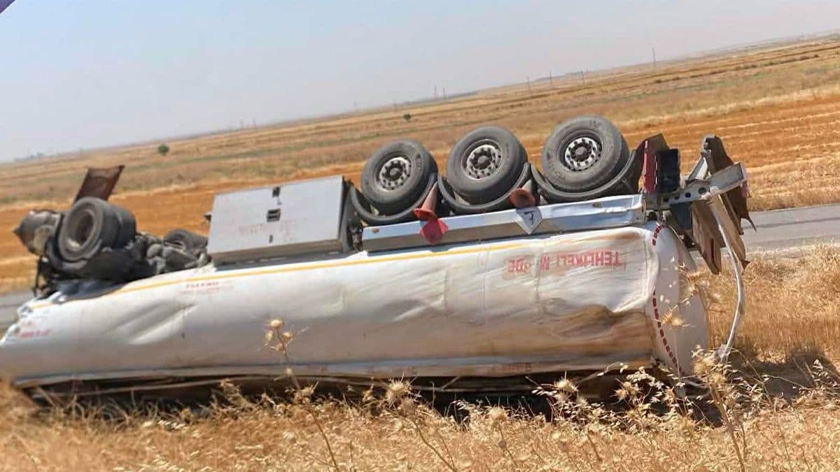 Akçakale’de akaryakıt tankeri devrildi: Sürücü yaralandı