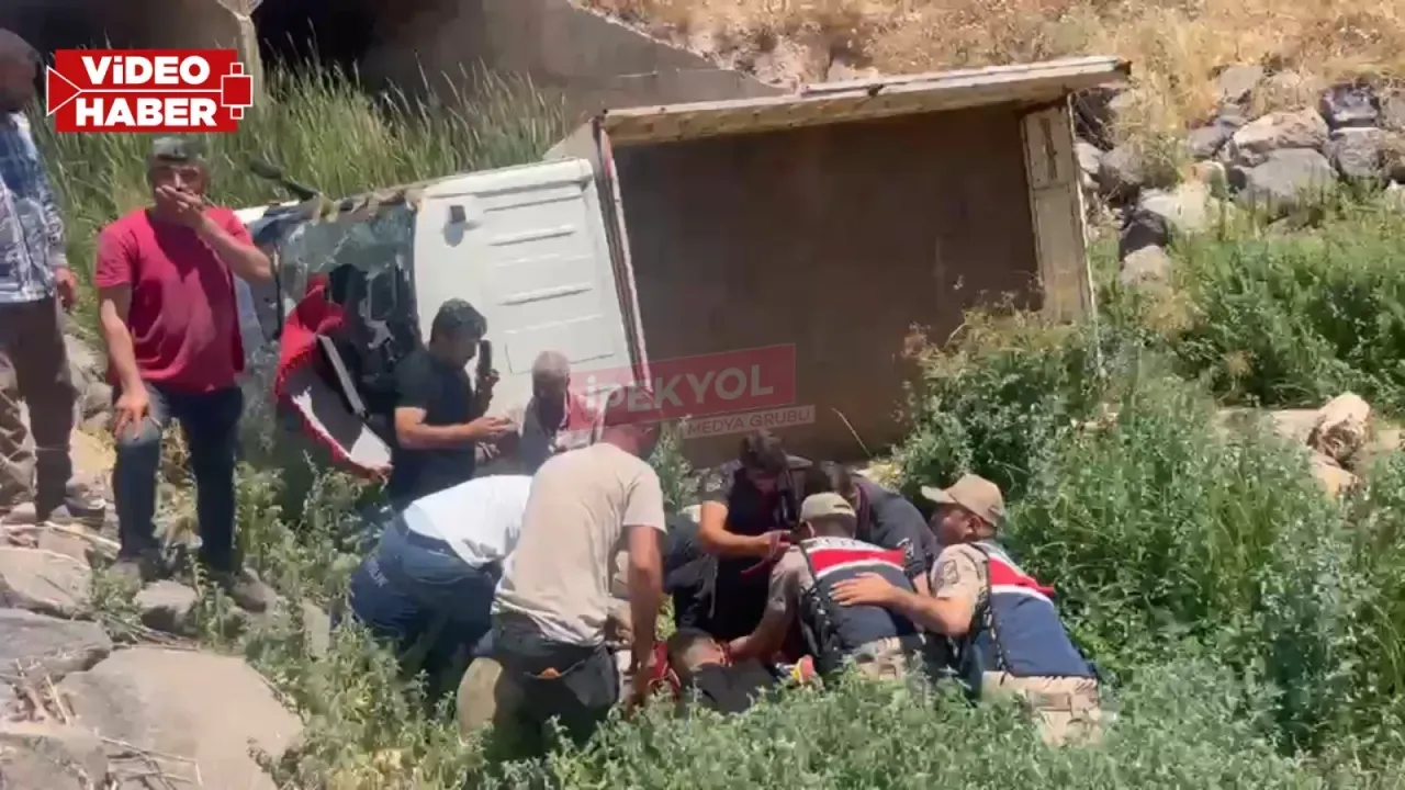 Viranşehir’de kamyonet köprüden dereye uçtu: 4 yaralı